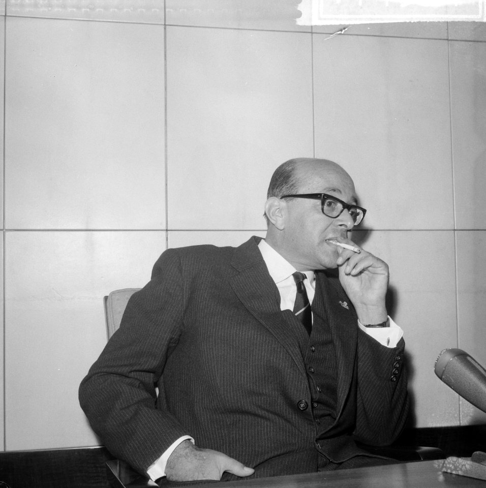 Aankomst van mr. De Vries, de nieuwbenoemde gouverneur van Suriname op Schiphol., Bestanddeelnr 917-4354
