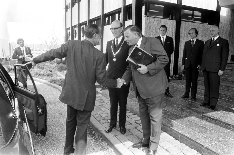 Aankomst van prins Bernhard, in het midden met ambtsketting burgemeester Kastein, Bestanddeelnr 927-9938