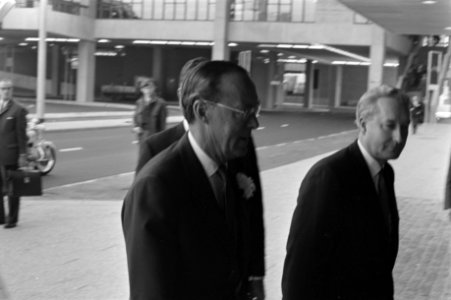 Aankomst van Prins Bernhard (l) bij de Jaarbeurs in Utrecht, Bestanddeelnr 923-4553