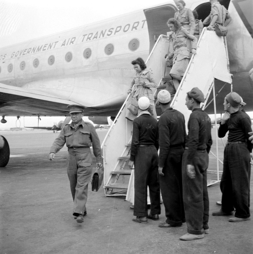 Aankomst van passagiers op het vliegveld van Caïro, Bestanddeelnr 255-6960