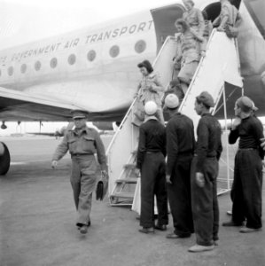 Aankomst van passagiers op het vliegveld van Caïro, Bestanddeelnr 255-6960