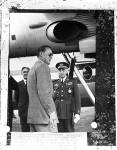 Aankomst van Prins Bernhard op het vliegveld van Madrid, Bestanddeelnr 911-6595