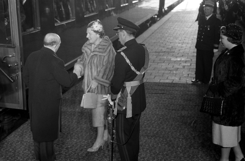 Aankomst van president van Peru dr. Manuel Prado en zij echtgenote mevrouw Clori, Bestanddeelnr 911-0717