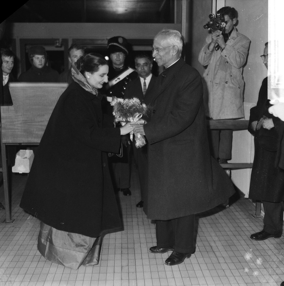 Aankomst vice president van India Radhakrishnan op Schiphol. De vice-president w, Bestanddeelnr 913-0599