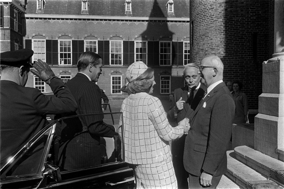 Aankomst van prinses Beatrix en prins Claus bij de Ridderzaal, Bestanddeelnr 919-5935