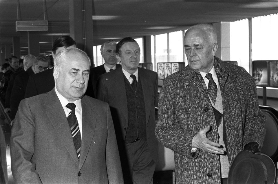 Aankomst vice-minister van buitenlandse handel van de Sovjet-Unie, dhr. Manzhulo, Bestanddeelnr 931-9940
