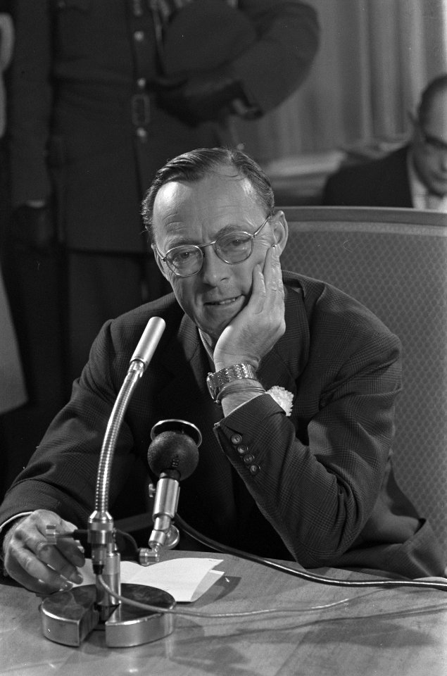 Aankomst van Prins Bernhard op Schiphol vanuit Zuid Amerika , Prins Bernhard tij, Bestanddeelnr 910-7969