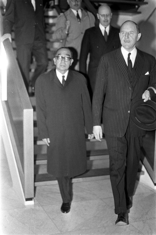 Aankomst vice premier van Maleisie Tun Abdul Razak op Schiphol, afgehaald door m, Bestanddeelnr 921-3478