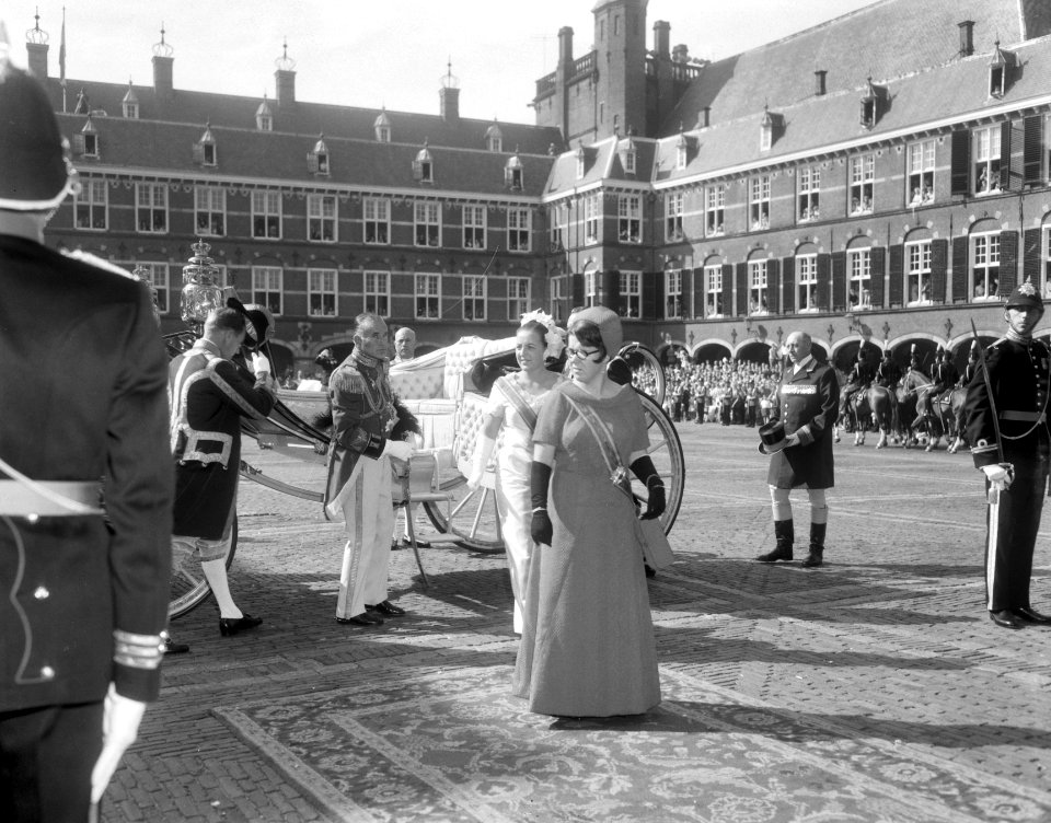 Aankomst van prinses Margriet en prinses Christina bij de Ridderzaal, Bestanddeelnr 919-5767