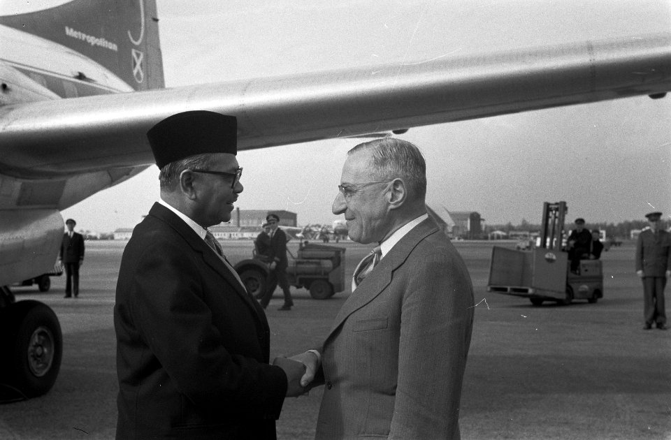 Aankomst van premier van Malakka Abdul Rahman , premier De Quay was ter begroeti, Bestanddeelnr 911-2805