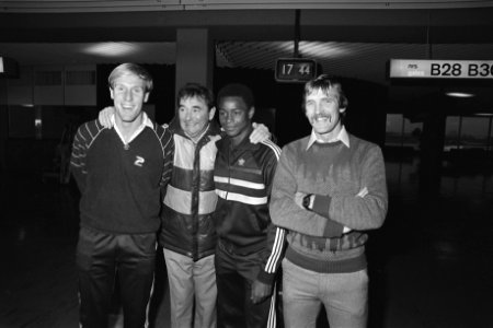 Aankomst van Nottingham Forest op Schiphol v.l.n.r. doelman Van Breukelen, mana, Bestanddeelnr 932-7347