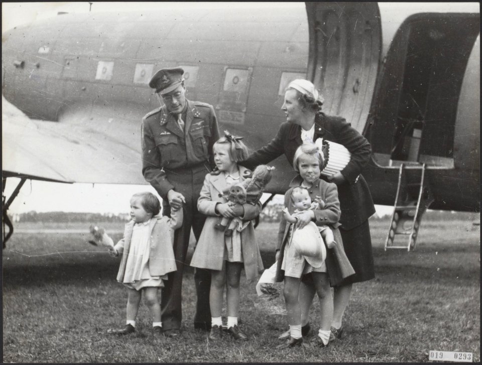 Aankomst van prinses Juliana en haar dochters uit Canada (via Engeland) op vlieg, Bestanddeelnr 019-0293