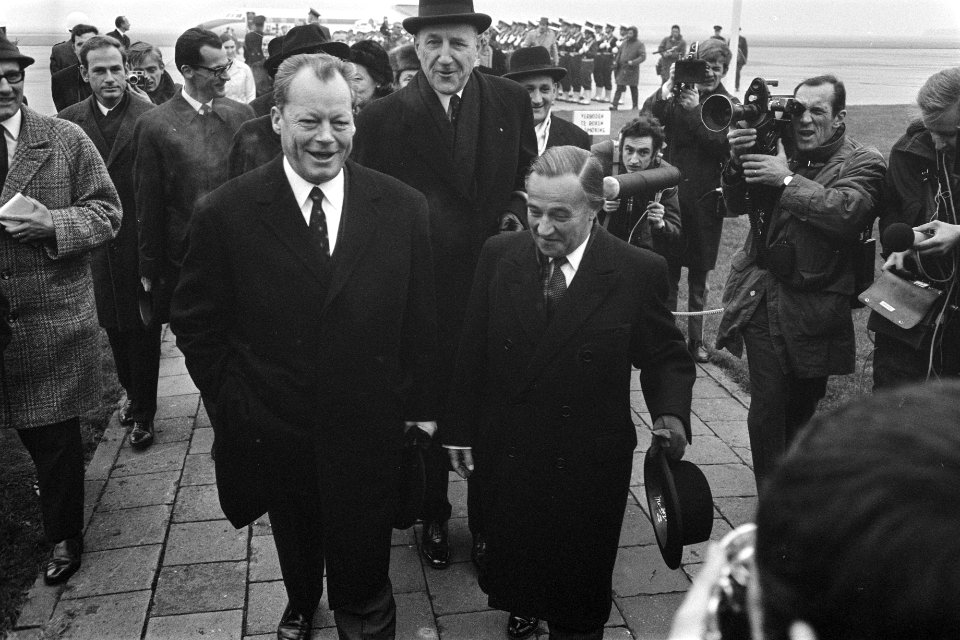 Aankomst Bondskanselier Willy Brandt van Duitsland op Ypenburg. Willy Brandt , L, Bestanddeelnr 923-0333