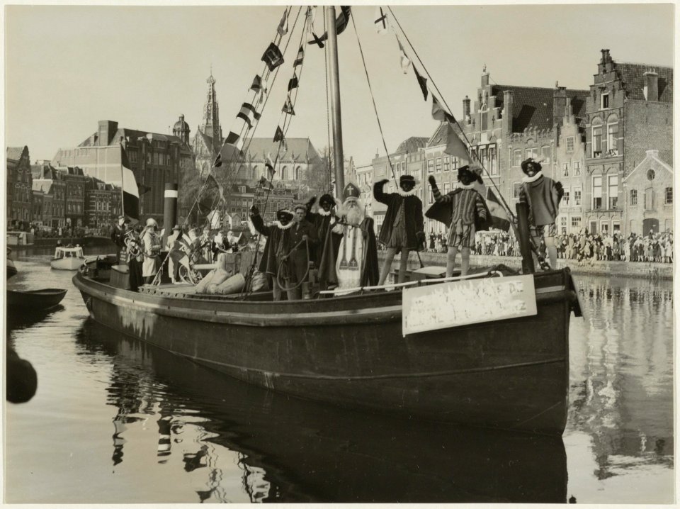 Aankomst van Sint Nicolaas aan de Turfmarkt, ziende naar het noorden. NL-HlmNHA 54005579