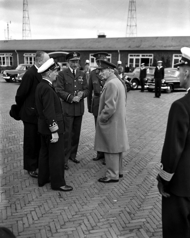Aankomst veldmaarschalk Montgomery op vliegveld Valkenburg, Bestanddeelnr 909-6632