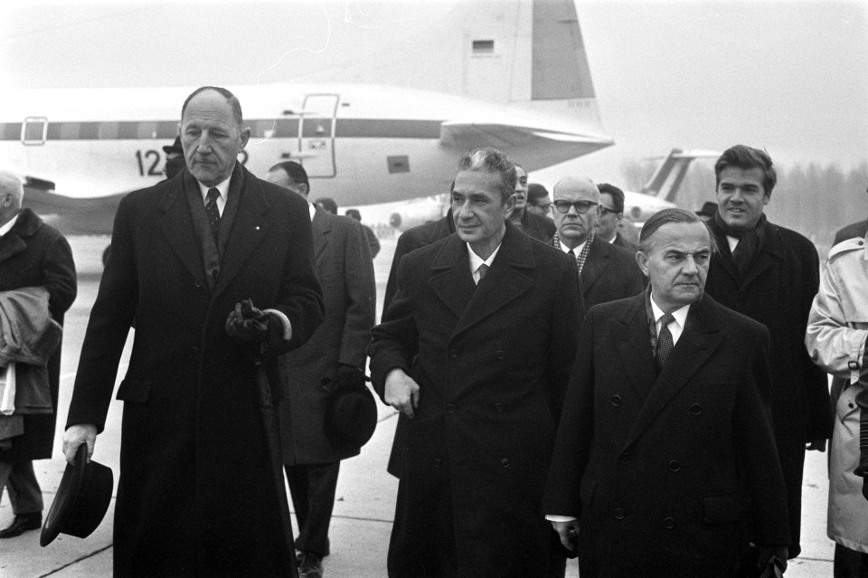 Aankomst Bondskanselier Willy Brandt van Duitsland op Ypenburg. Aankomst Moro, Bestanddeelnr 923-0341