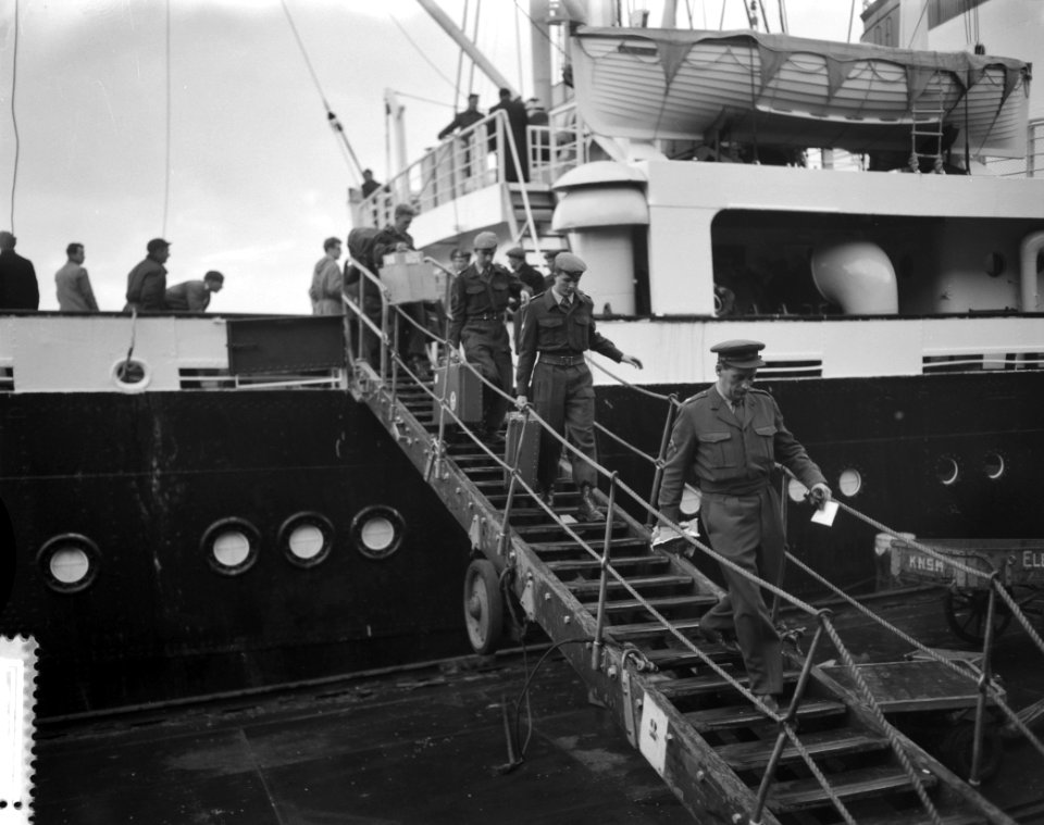 Aankomst van Ms Willemstad met detachement militairen uit Suriname, ontschepi, Bestanddeelnr 910-8918
