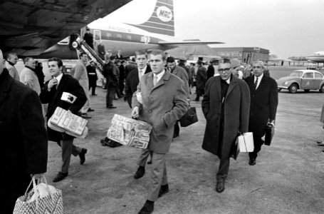 Aankomst Ajax op Schiphol. Vlnr. Bennie Muller, Tonnie Pronk, Cees de Wolf, Bestanddeelnr 920-1486