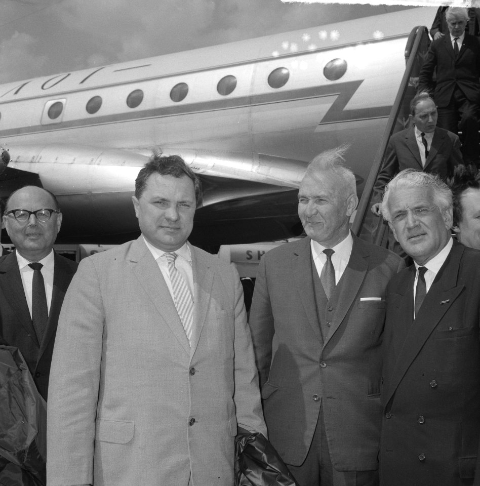 Aankomst Vice Minister van Buitenlandse Handel N. P. Komarov (rechts) op Schipho, Bestanddeelnr 917-8074