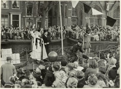 Aankomst van St. Nicolaas aan de Turfmarkt, ziende naar het oosten., NL-HlmNHA 54005576
