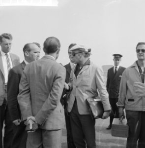Aankomst van Wim Sonneveld op Schiphol uit Curacao, Bestanddeelnr 911-4753