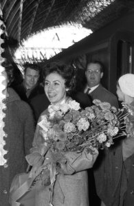 Aankomst van zangeres Caterina Valente te Amsterdam, Bestanddeelnr 910-8376