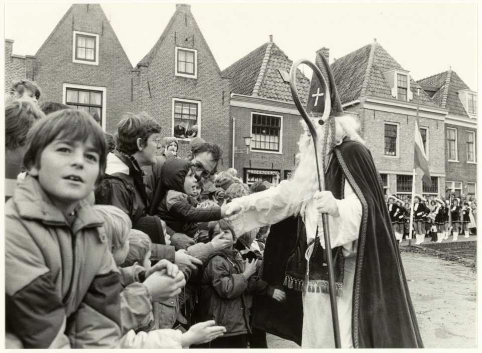 Aankomst van Sint Nicolaas op de Westkolk in Spaarndam. NL-HlmNHA 54006825