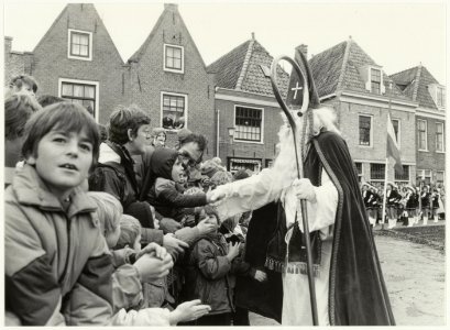 Aankomst van Sint Nicolaas op de Westkolk in Spaarndam. NL-HlmNHA 54006825