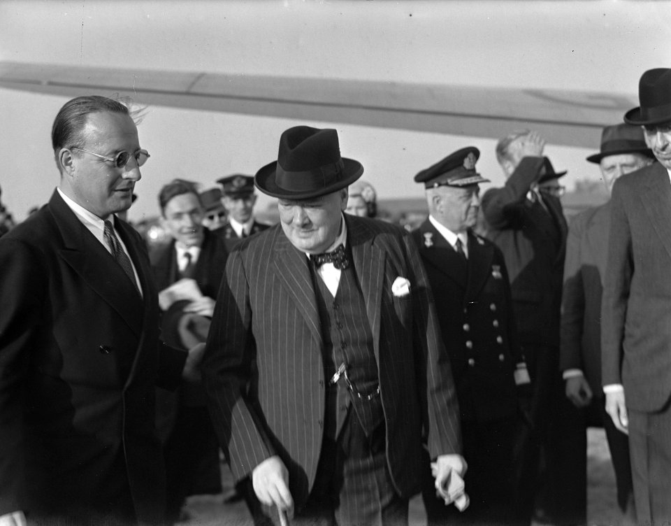 Aankomst van Winston Churchill op vliegveld Valkenburg. Achter hem admiraal Helf, Bestanddeelnr 902-7323