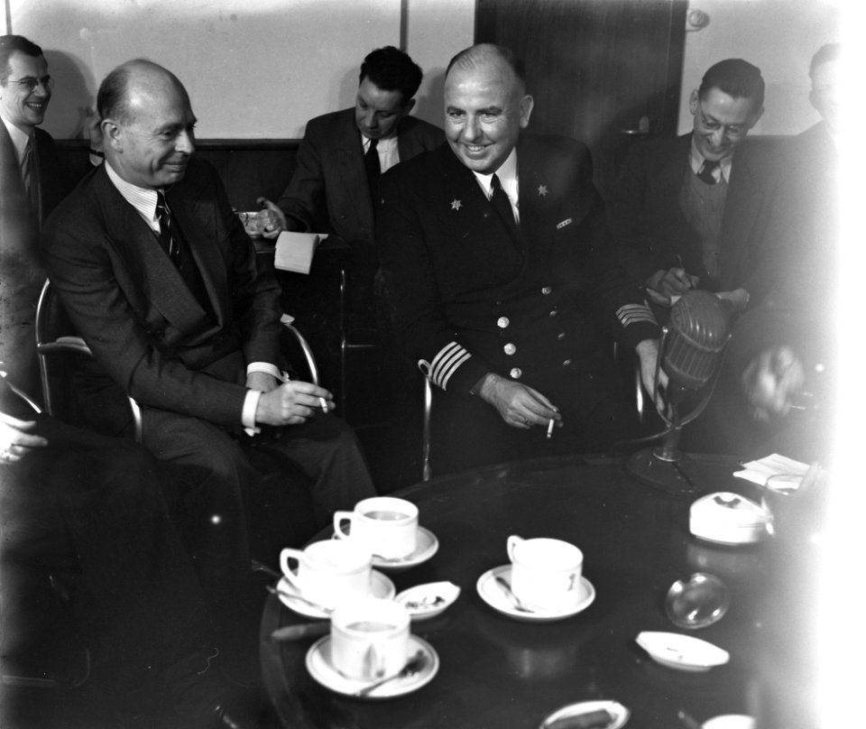 Aankomst beschadigde Willem Ruys te Rotterdam de kapitein en Heer Ruis, Bestanddeelnr 905-4940