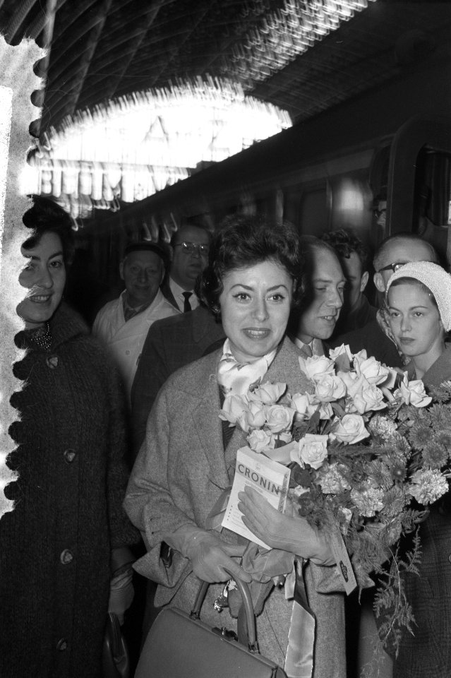 Aankomst van zangeres Caterina Valente te Amsterdam, Bestanddeelnr 910-8377