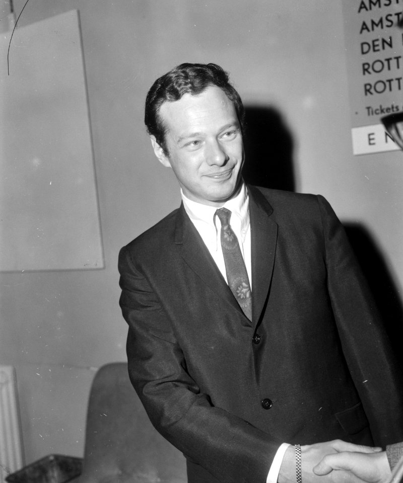 Aankomst Brian Epstein (manager Beatles) op Schiphol (Grand Gala du Disque 1965), Bestanddeelnr 918-2516