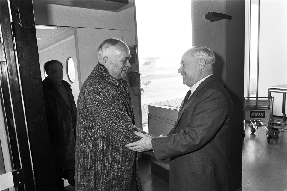 Aankomst vice-minister van buitenlandse handel van de Sovjet-Unie, dhr. Manzhulo, Bestanddeelnr 931-9941