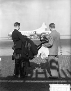Aankomst Commandeur Viruly op Schiphol na ramp Triton, Bestanddeelnr 906-7079