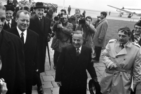 Aankomst Bondskanselier Willy Brandt van Duitsland op Ypenburg. Aankomst Brandt, Bestanddeelnr 923-0347