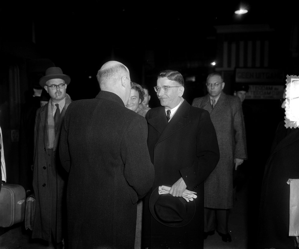 Aankomst Bondskanselier Dr. Figl van Oostenrijk in Den Haag, met Minister Beel e, Bestanddeelnr 905-3724