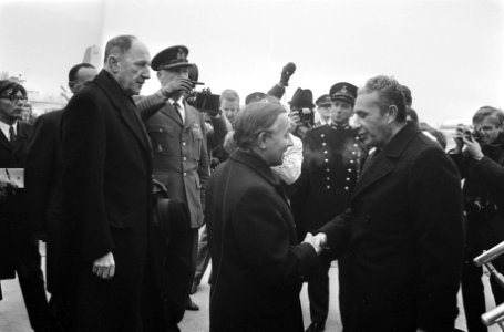 Aankomst Bondskanselier Willy Brandt van Duitsland op Ypenburg. Aankomst Moro, Bestanddeelnr 923-0338