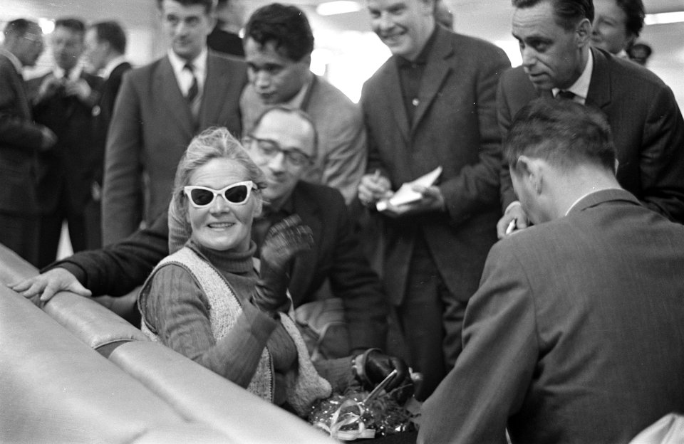 Aankomst Britse langeafstand wandelaarster dr Barbara Moore op Schiphol Mevrou, Bestanddeelnr 912-5463