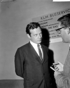 Aankomst Brian Epstein (manager Beatles) op Schiphol ( Grand Gala du Disque 1965, Bestanddeelnr 918-2517