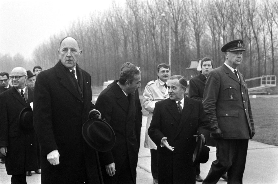 Aankomst Bondskanselier Willy Brandt van Duitsland op Ypenburg. Aankomst Moro, Bestanddeelnr 923-0340