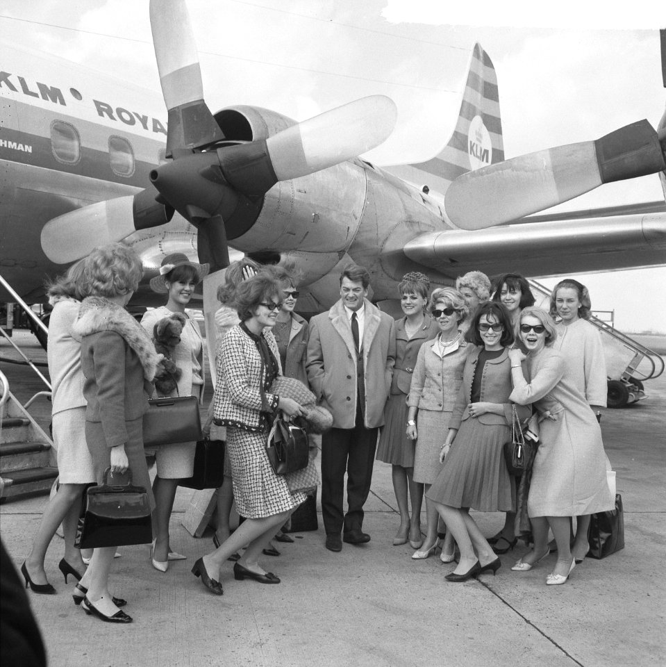 Aankomst Blue Bell Girls op Schiphol, Jean Marais te midden van de Blue Bell Gir, Bestanddeelnr 917-6470
