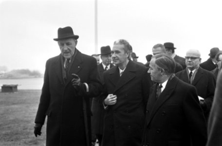 Aankomst Bondskanselier Willy Brandt van Duitsland op Ypenburg. Aankomst Moro, Bestanddeelnr 923-0342