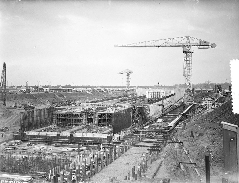 Aanbouw noordzijde Velsertunnelbouw. Op de voorgrond twee tunnels voor het wegve, Bestanddeelnr 907-4282