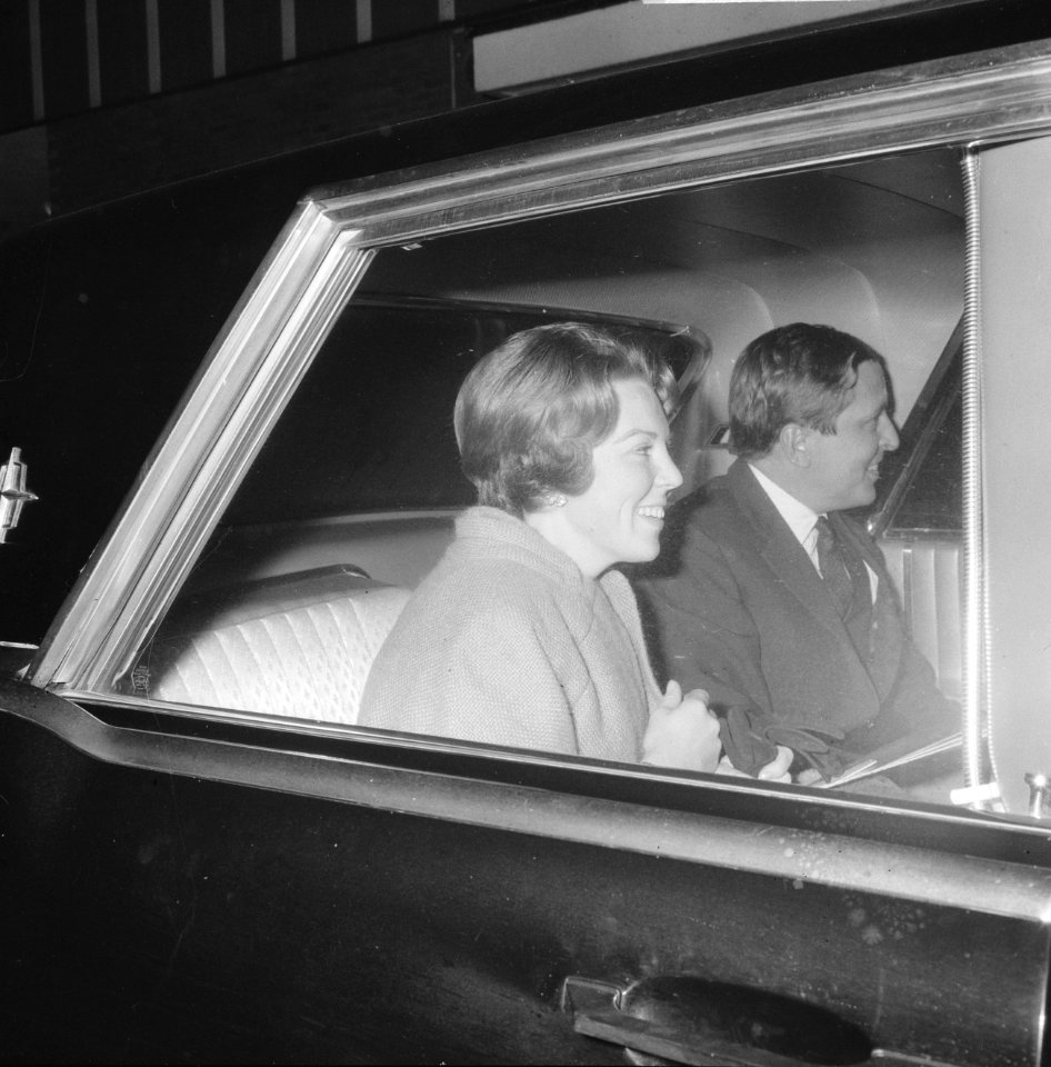 Aankomst Claus von Amsberg op Schiphol, Claus en Beatri in auto bij vertrek, Bestanddeelnr 918-6172