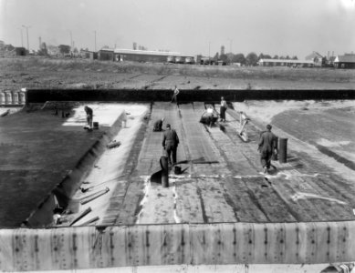 Aanbouw noordzijde tunnel Velsen, werkvloer en verkeerstunnel, Bestanddeelnr 906-6842 photo