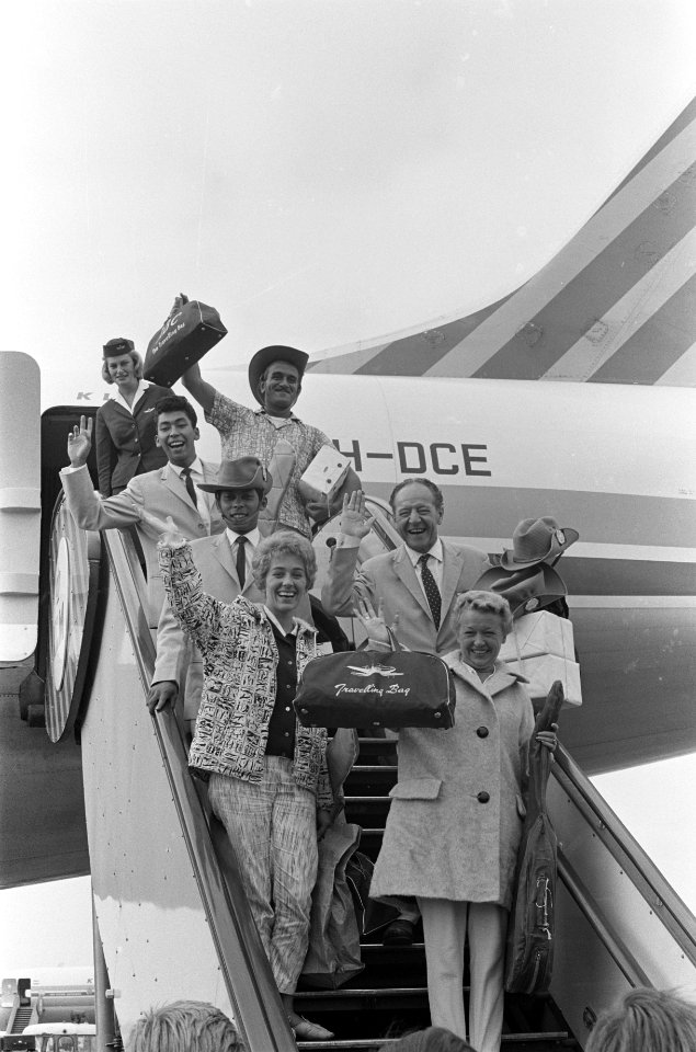 Aankomst Blue Diamonds en vele andere artiesten op Schiphol, Bestanddeelnr 914-3700