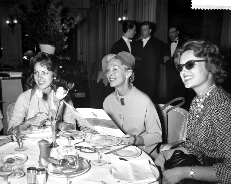Aankomst comedie Francaise te Den Haag , vlnr Michele Gullier , Helen Perdri, Bestanddeelnr 911-0956