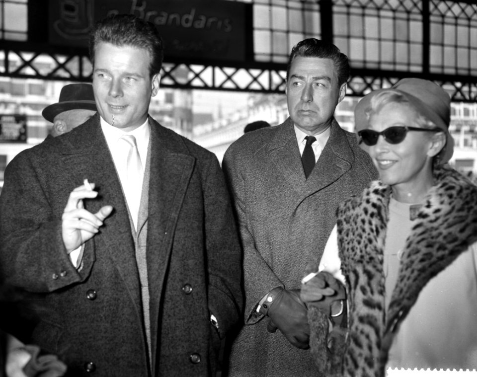 Aankomst Comedie Française te Den Haag, drie hoofdrolspelers voor het station, v, Bestanddeelnr 911-0955