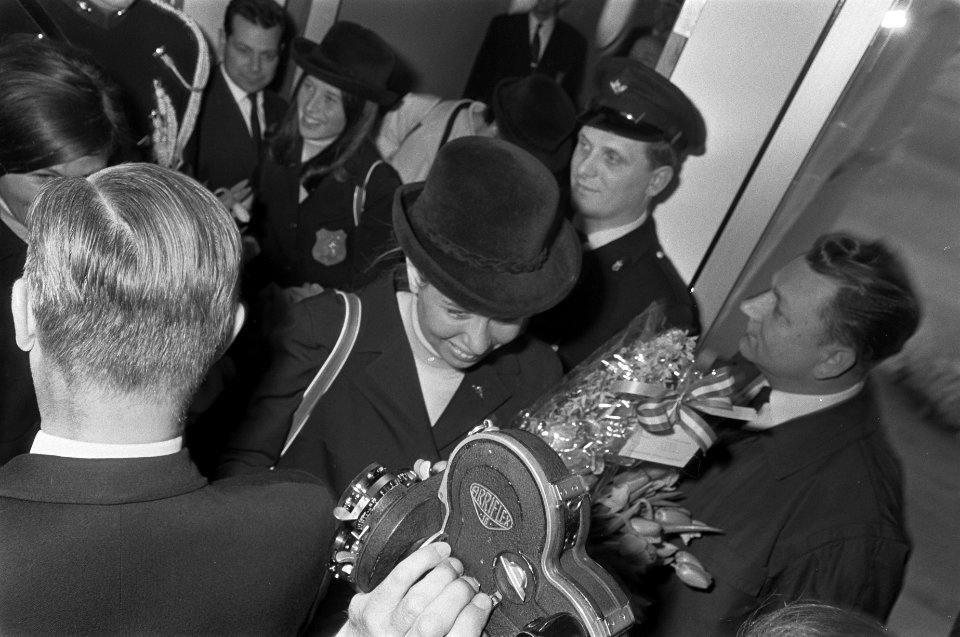 Aankomst dames schaatsploeg op Schiphol, Carry Geyssen, Bestanddeelnr 921-0928
