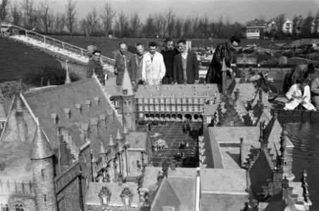 Aanbrengen van het Binnenhof in Madurodam van de opening op 29 maart a.s., Bestanddeelnr 912-2677